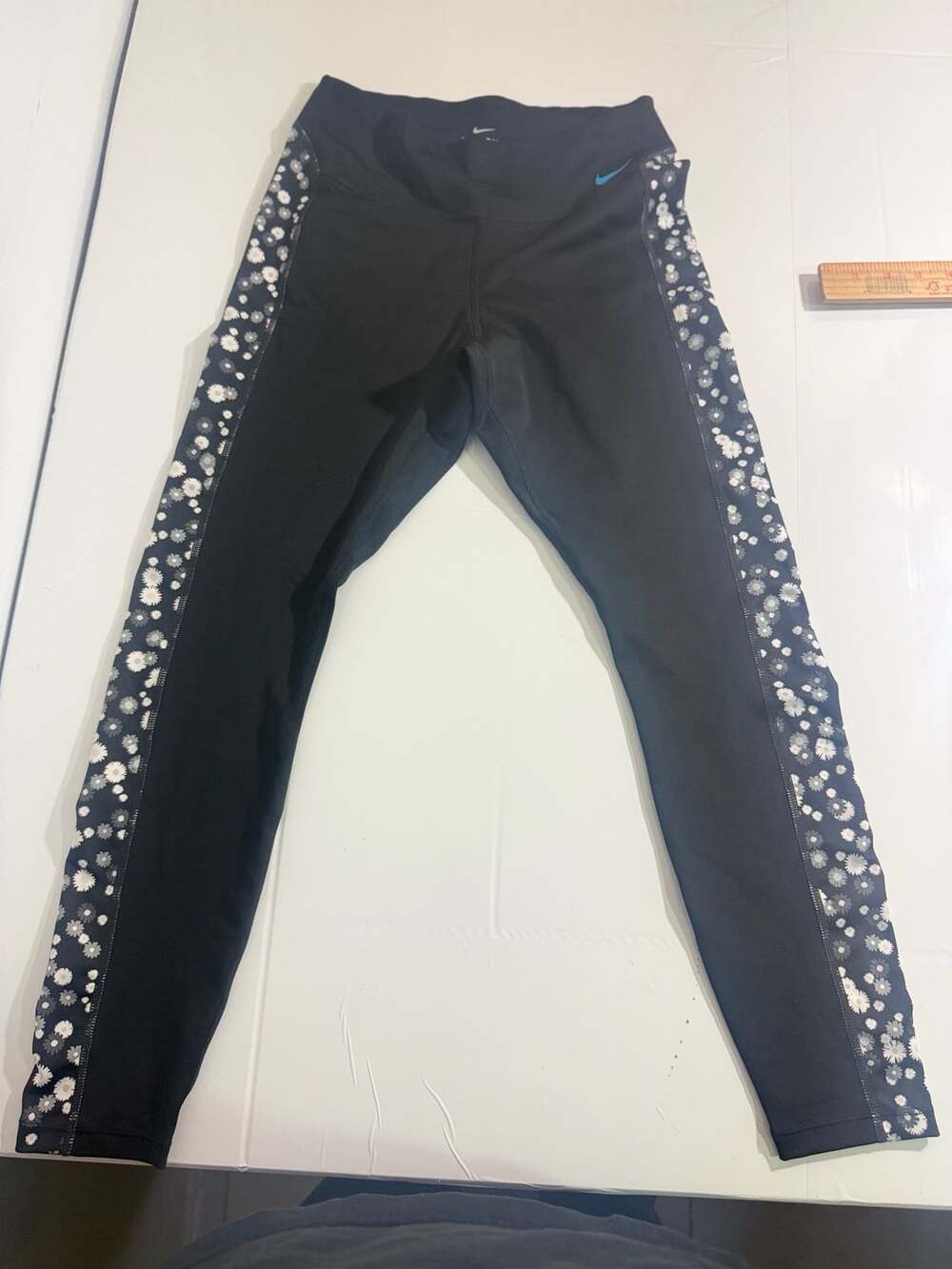Nike Dri-FIT Leggings Size M Black Daisy Side Panels